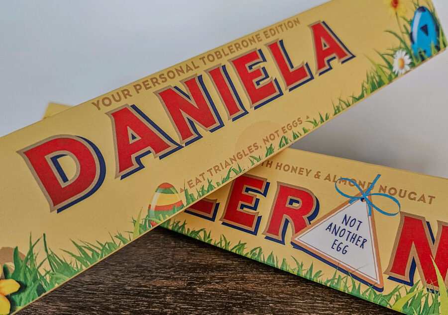 Personalisierte Toblerone-Schokolade als Ostergeschenk für Compresso-Mitarbeitende, mit Namen und Osterdesign.