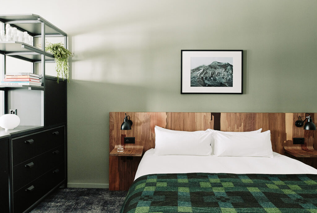 Modern eingerichtetes Schlafzimmer mit Doppelbett