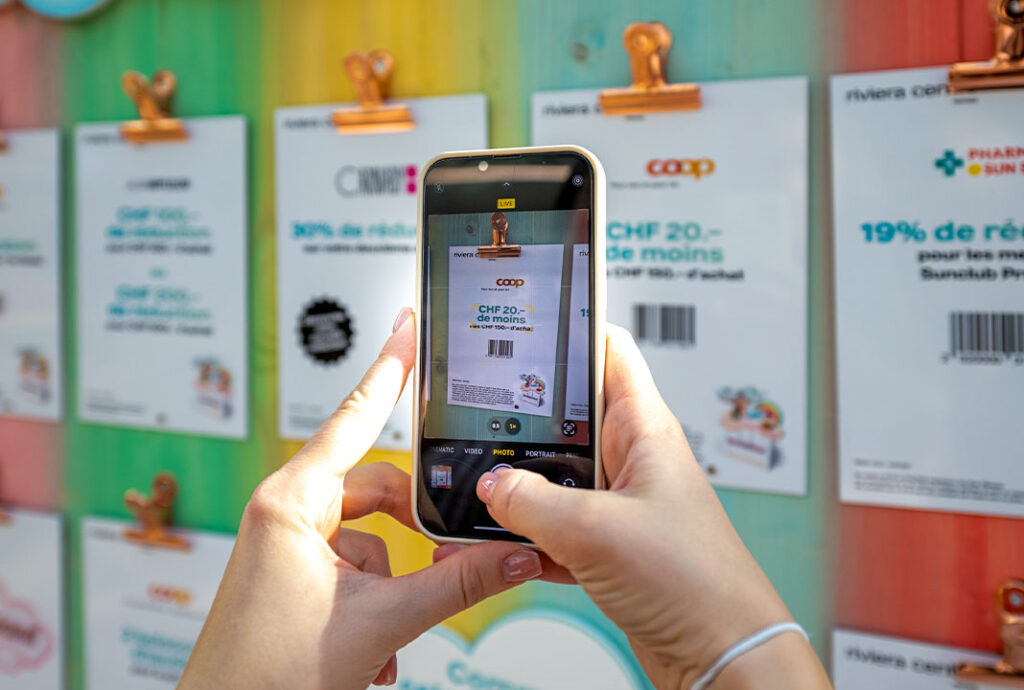 Hand fotografiert Gutschein auf Handy