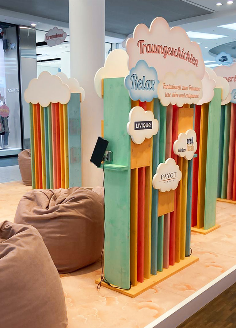Bunte Säulen mit Wolkenbeschilderung in einem Geschäft
