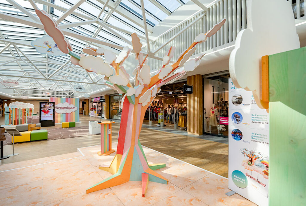 Buntes Baumskulptur in hellem Einkaufszentrum