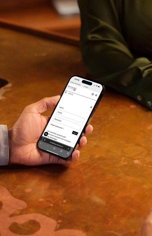 Person benutzt Smartphone auf einem Tisch