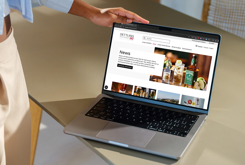 Person verwendet Laptop mit Website über Getränke
