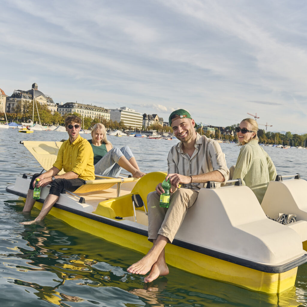 Freunde genießen Bootsfahrt auf sonnigem See