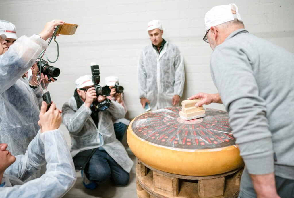 Fotografen dokumentieren Käseherstellung in Fabrik