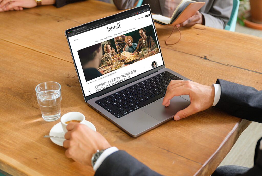 Person betrachtet Website über Kultur auf Laptop