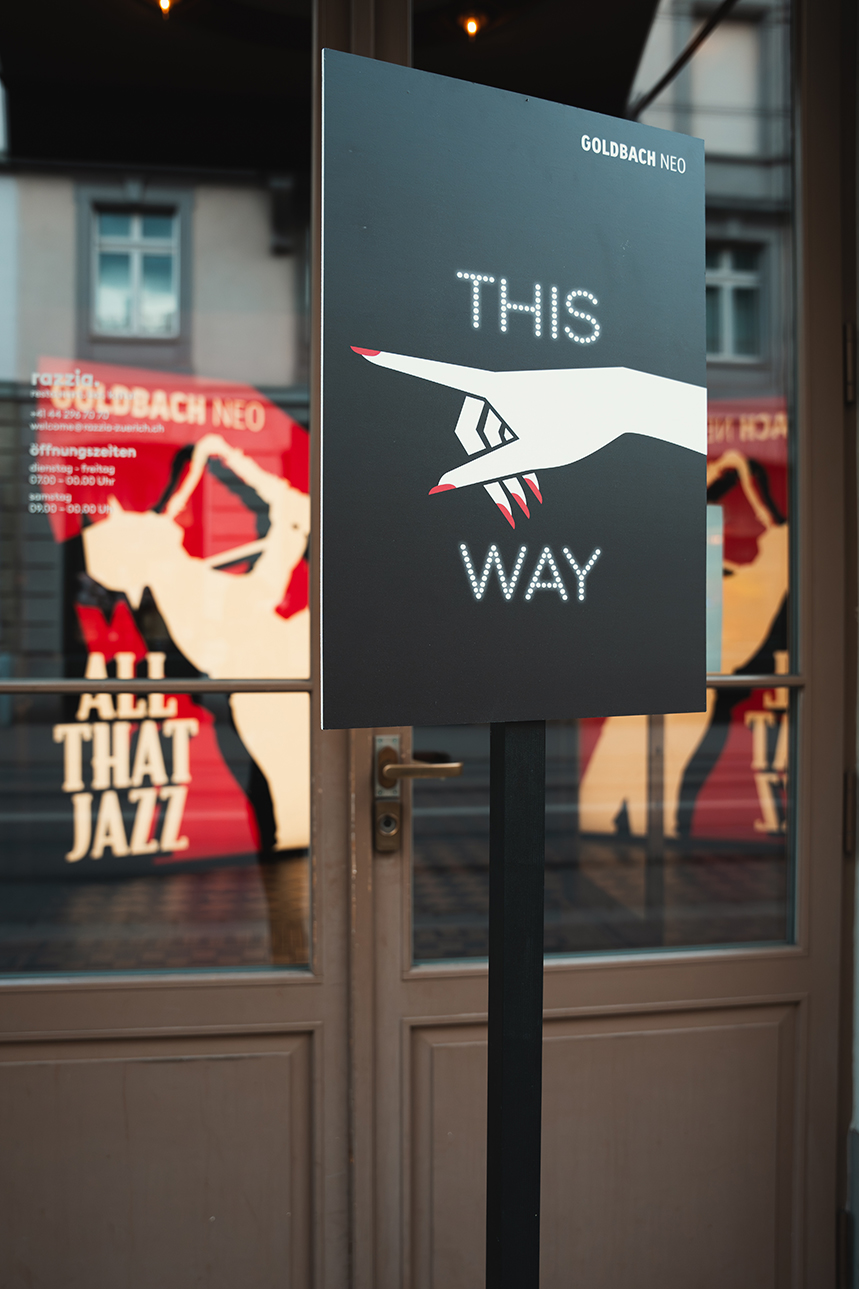 Beleuchtetes 'This Way'-Schild mit Pfeilgrafik