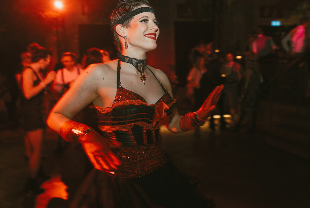 Frau in 1920er Kostüm tanzt auf Party