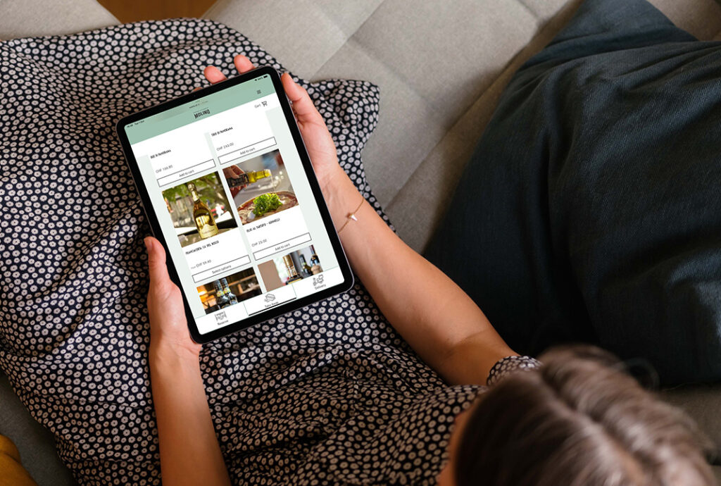 Person sieht Immobilienangebote auf Tablet an