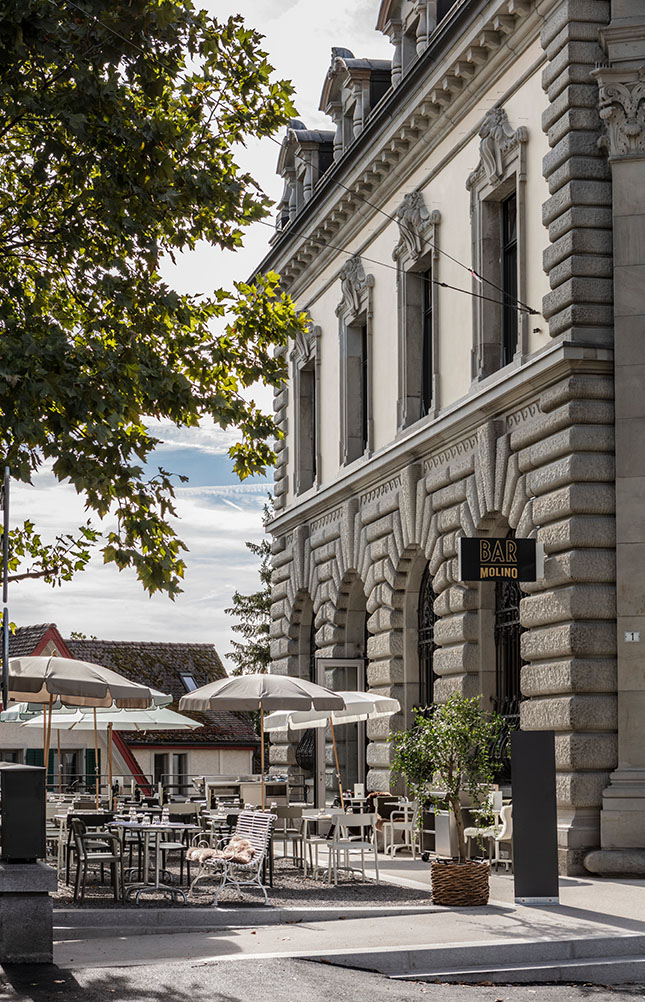 Bar Molino Terrasse vor historischem Gebäude