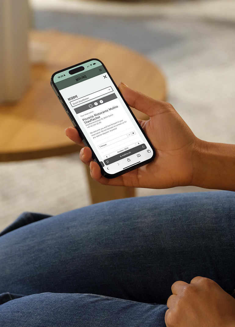Person benutzt Essen-Bestell-App auf Smartphone
