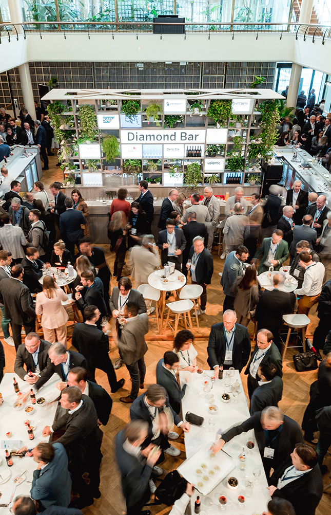 Geschäftige Networking-Veranstaltung in moderner Halle