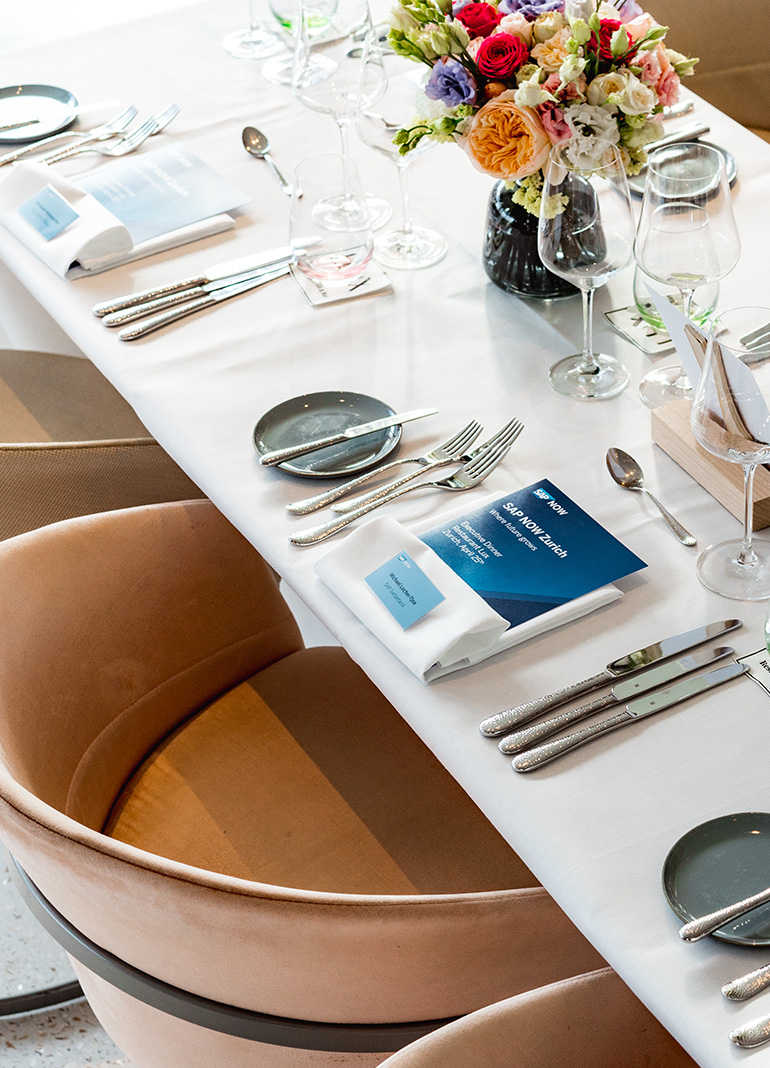 Elegant gedeckter Tisch mit Blumen und Besteck