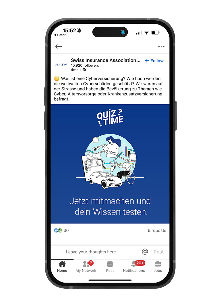 Smartphone zeigt Quiz-Werbung auf Social-Media-Seite