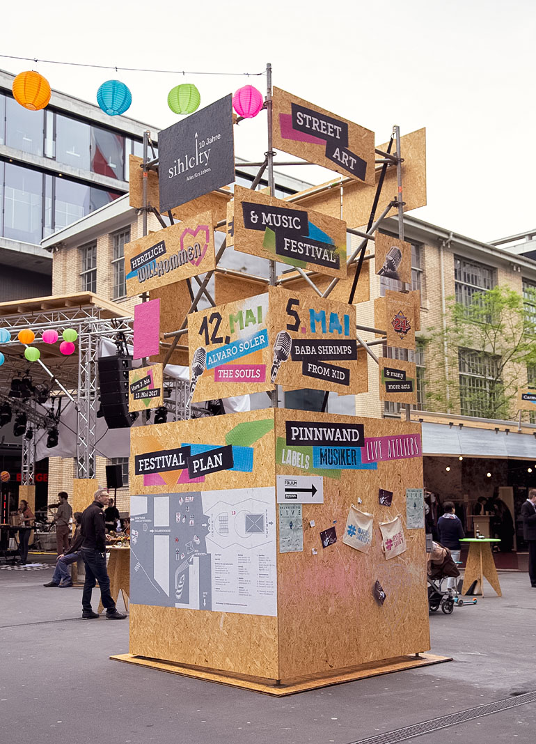 Bunte Schilder auf Festival in städtischer Umgebung