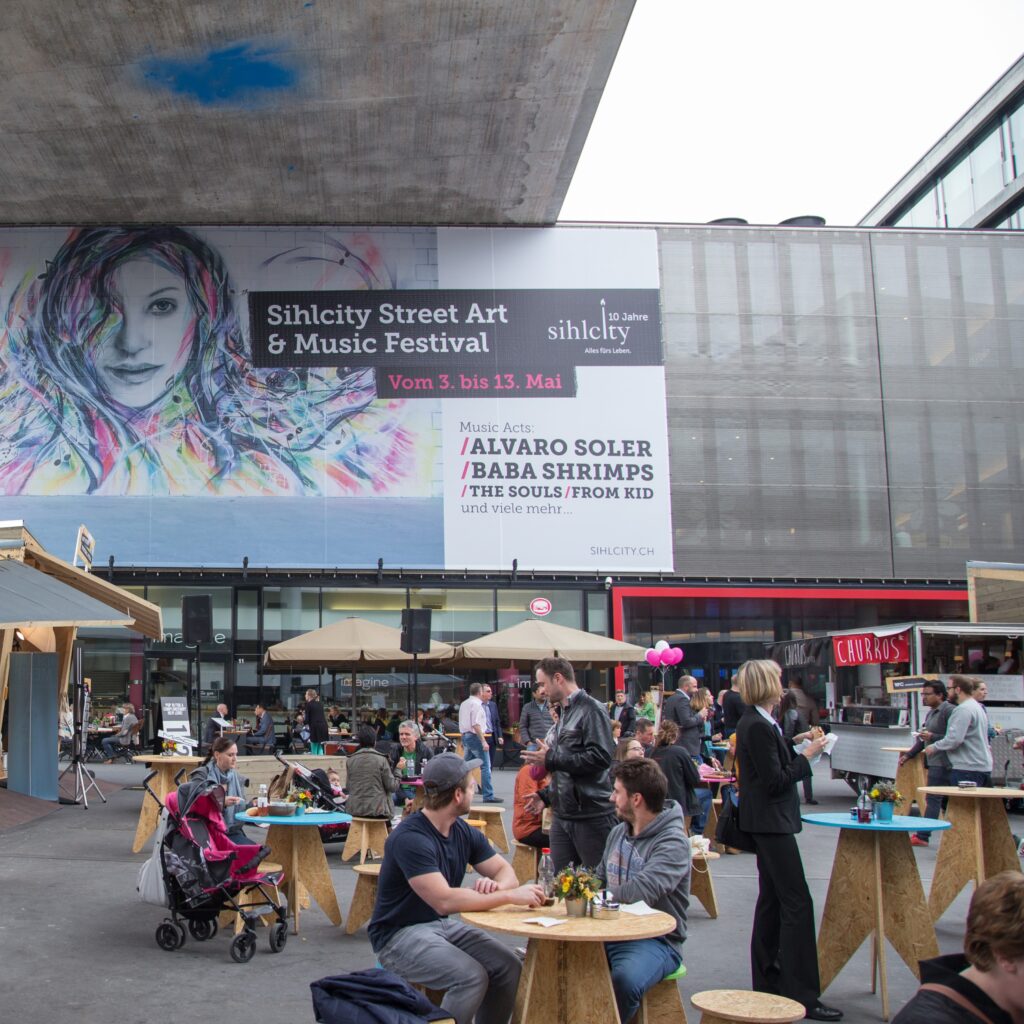 Leute bei einem Straßenkunst- und Musikfestival