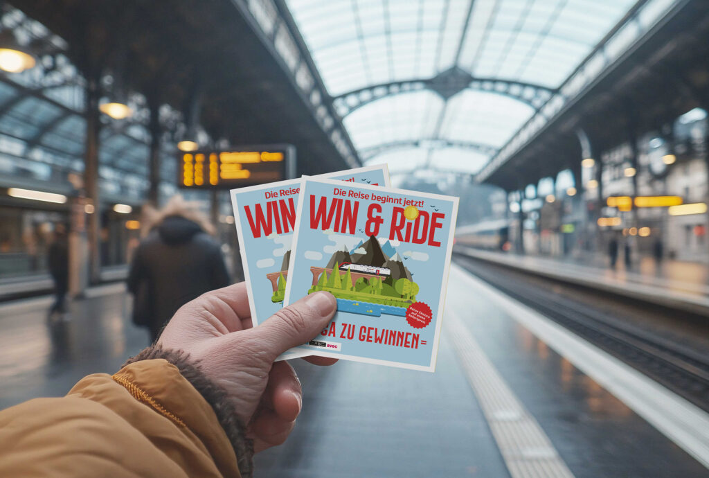 Hand hält Gewinnspielkarten im Bahnhof