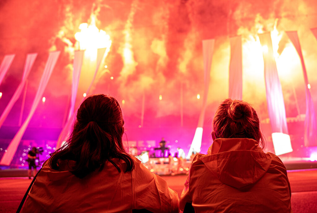 Zuschauer betrachten farbenfrohes Feuerwerk