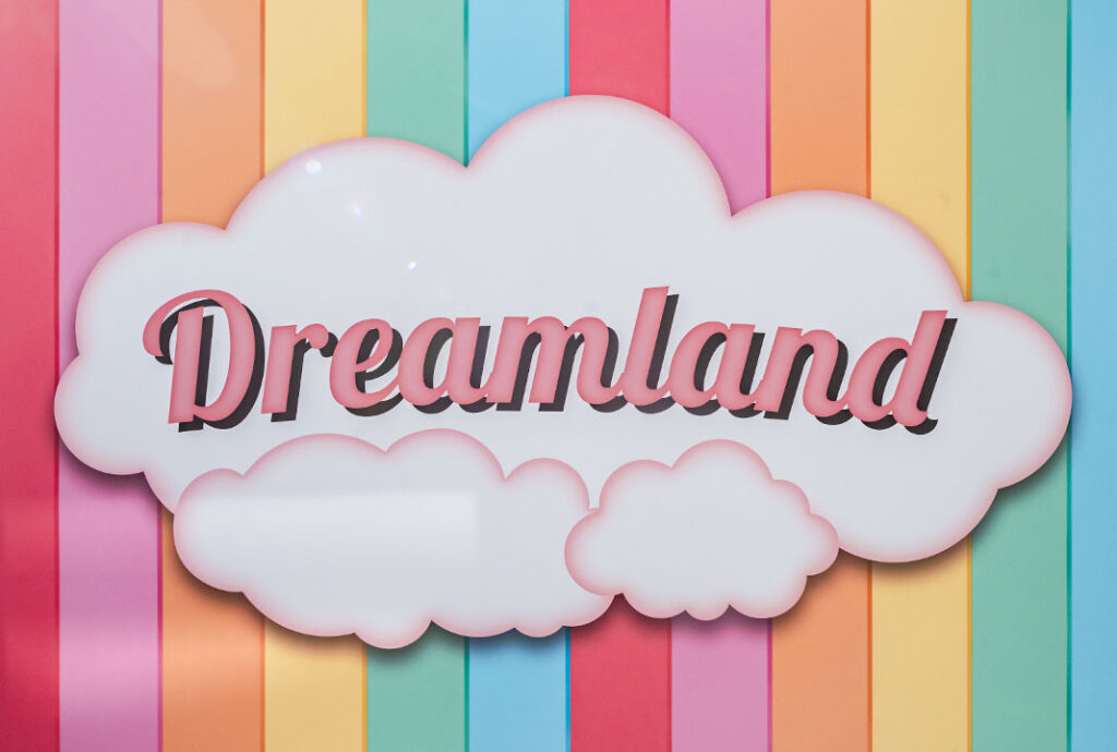 Buntes Schild 'Dreamland' auf Wolkenform