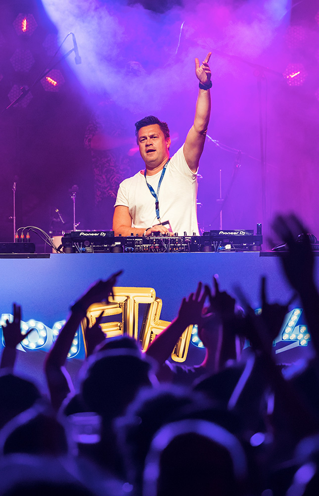 DJ performt vor begeistertem Publikum auf Festival