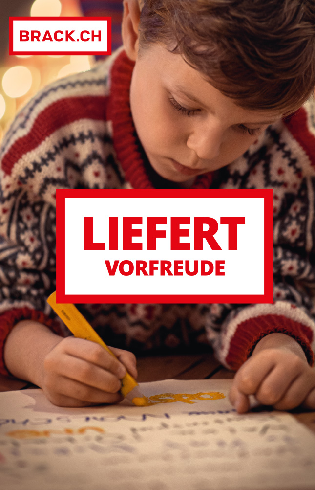 Kind malt sorgfältig mit gelbem Stift