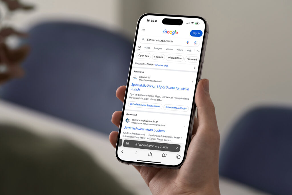 Person sucht Schwimmkurse auf Google Handybrowser