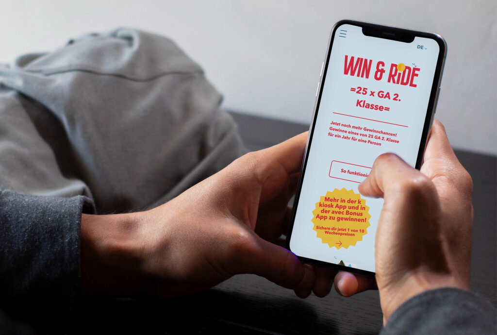 Person liest Gewinnspiel auf Smartphone