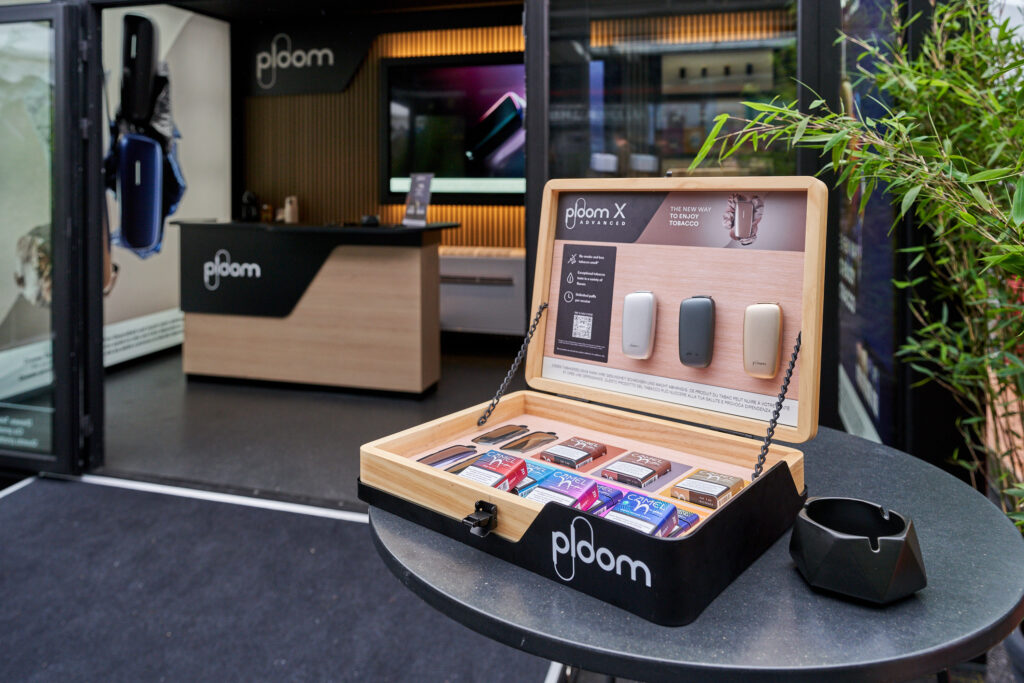 Ploom-Produktpräsentation in modernem Verkaufsstand