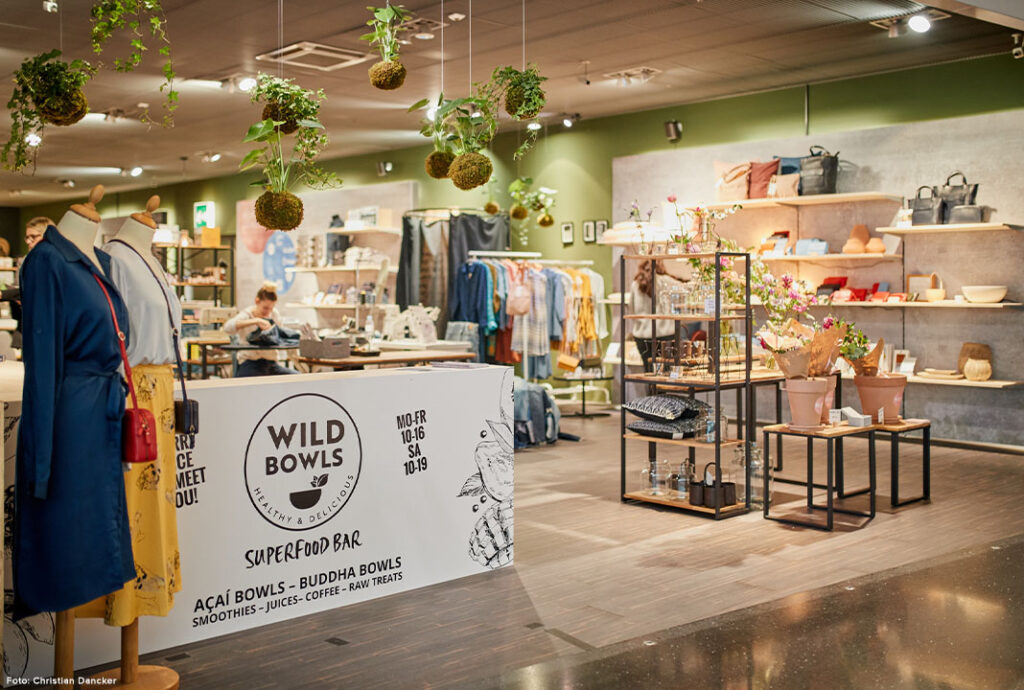 Heller Laden mit Mode, Accessoires und Superfood-Bar