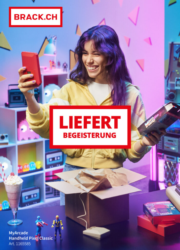 Frau mit Retro-Spielzeug und Smartphone lächelt