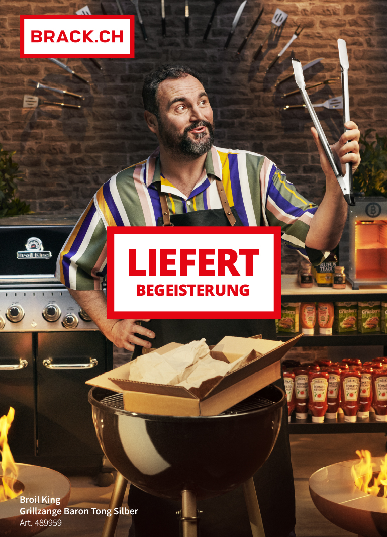 Mann mit Grillzubehör vor einem Grill