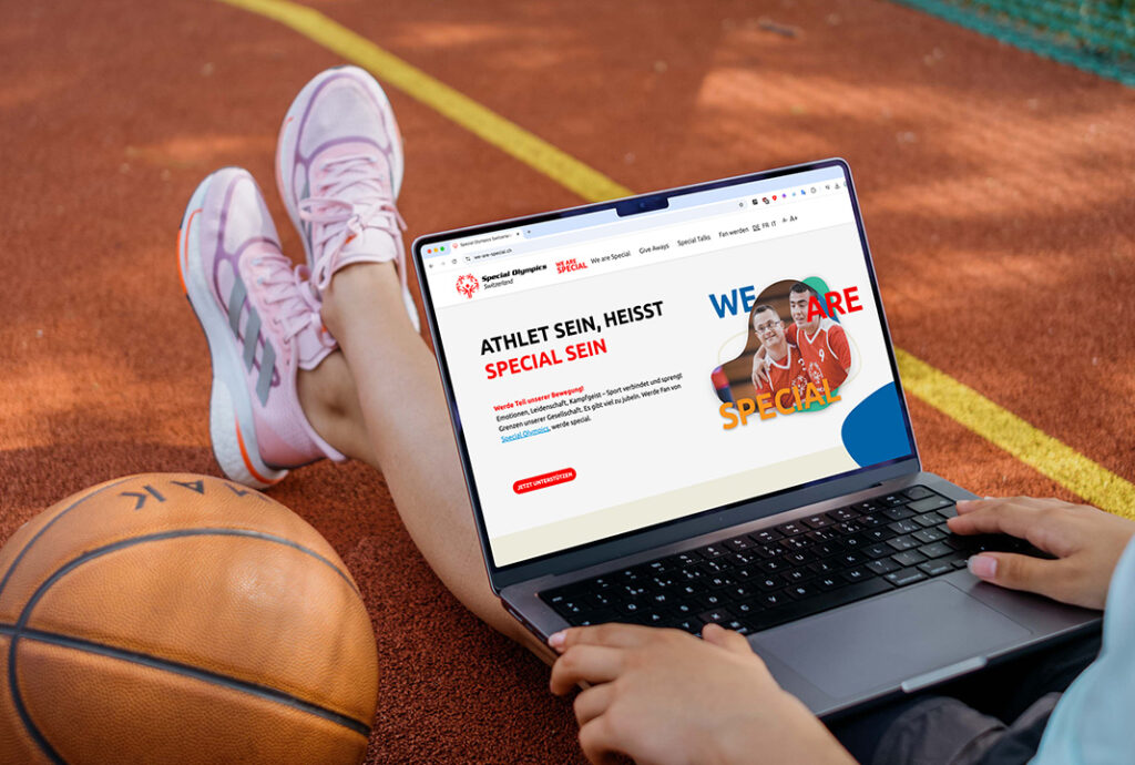 Laptop zeigt Special Olympics Website auf Sportplatz