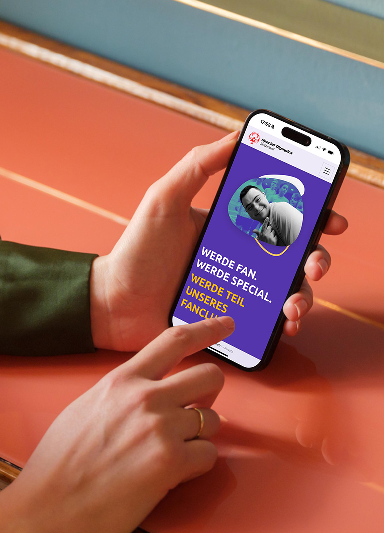 Person betrachtet Fanclub-App auf Smartphone
