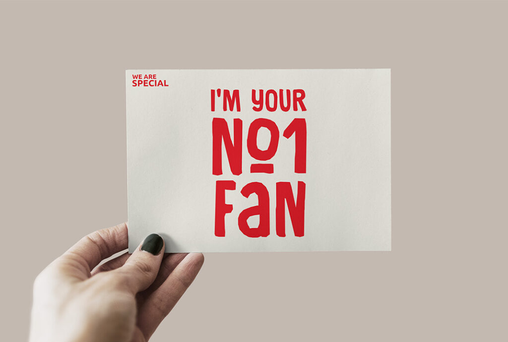 Hand hält Plakat 'I'M YOUR NO1 FAN'
