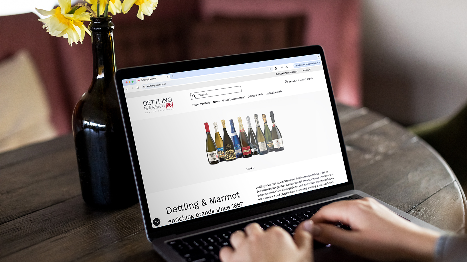 Laptop zeigt Weinportfolio auf Webseite