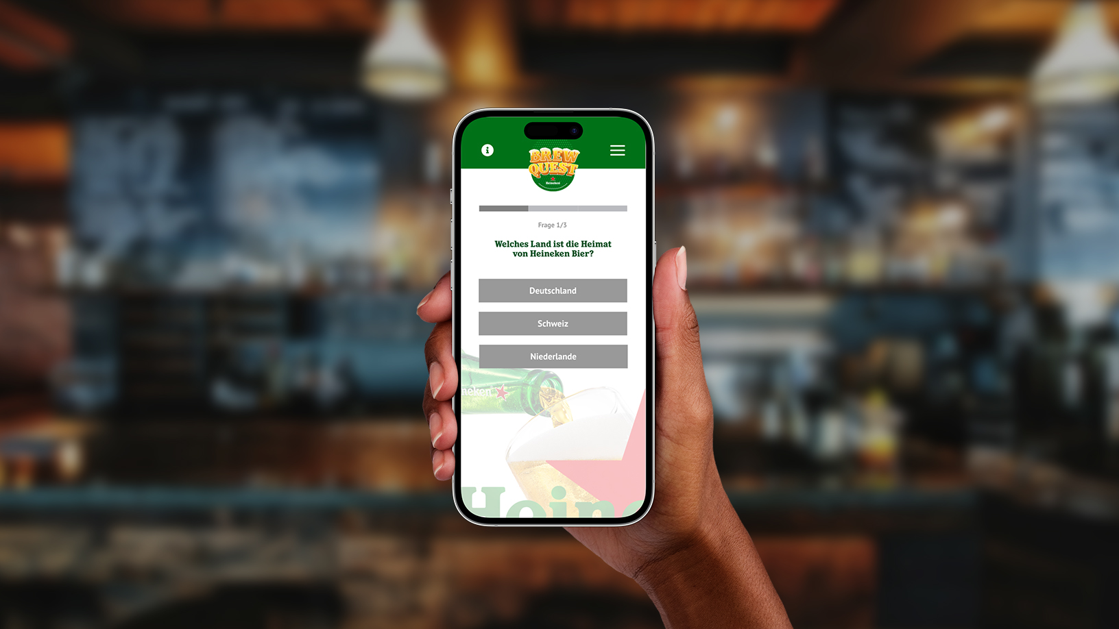 Hand hält Smartphone mit Bier-Quiz-App