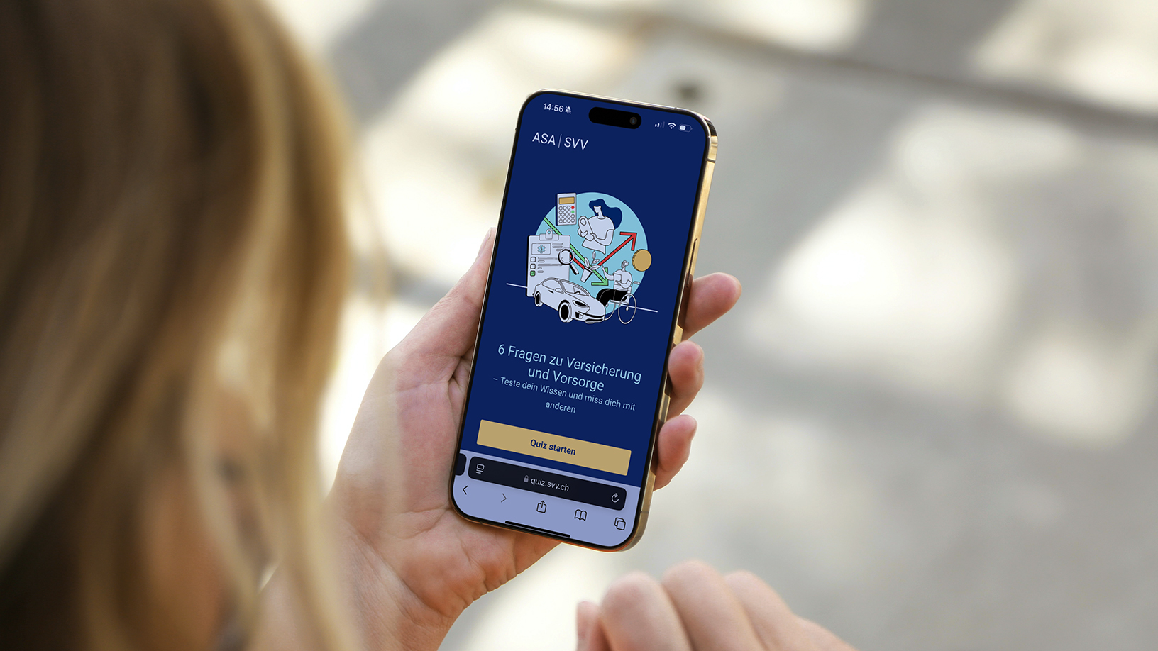 Person benutzt Versicherungs-Quiz App auf Handy