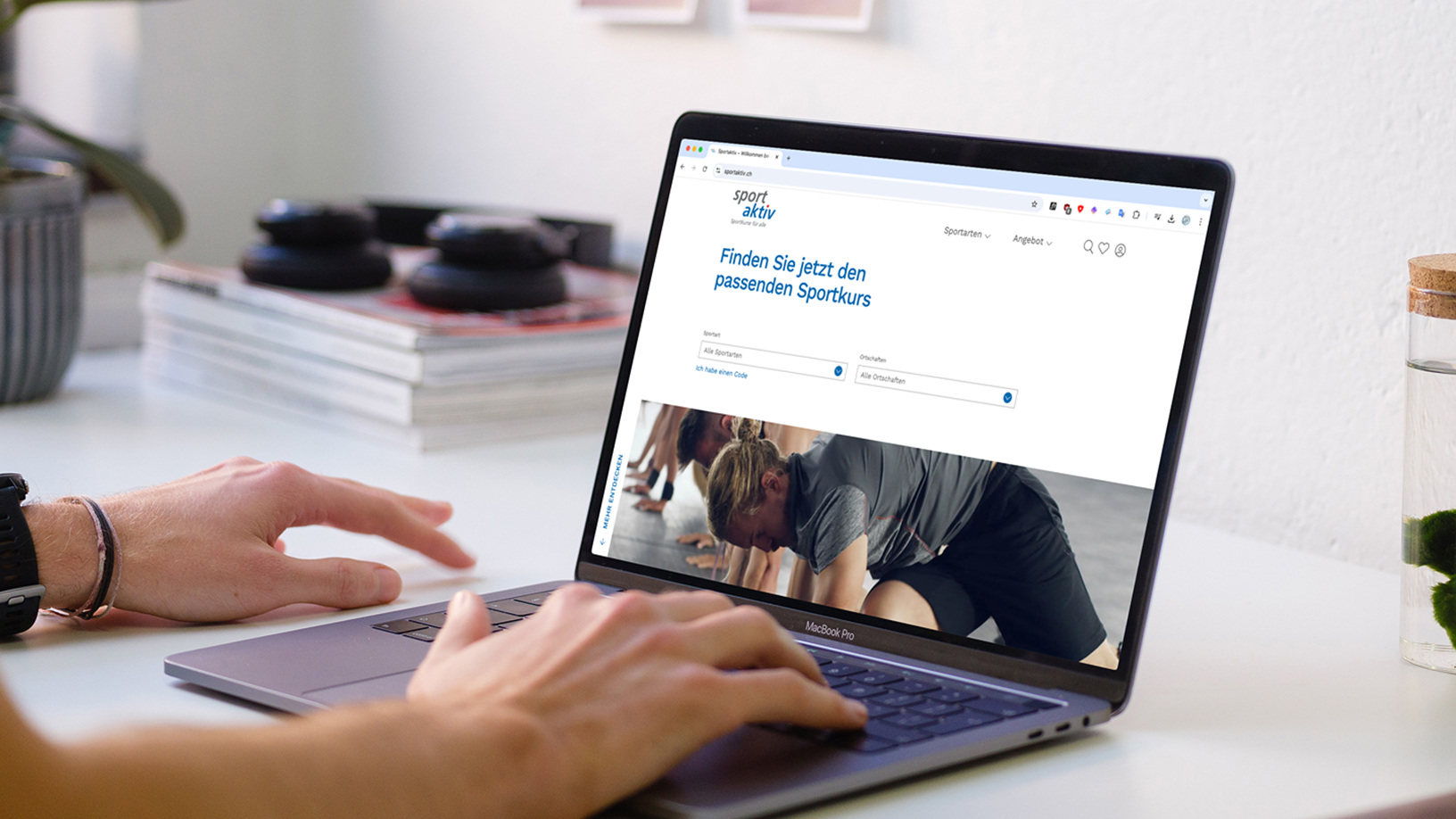 Person sucht Sportkurse auf Laptop