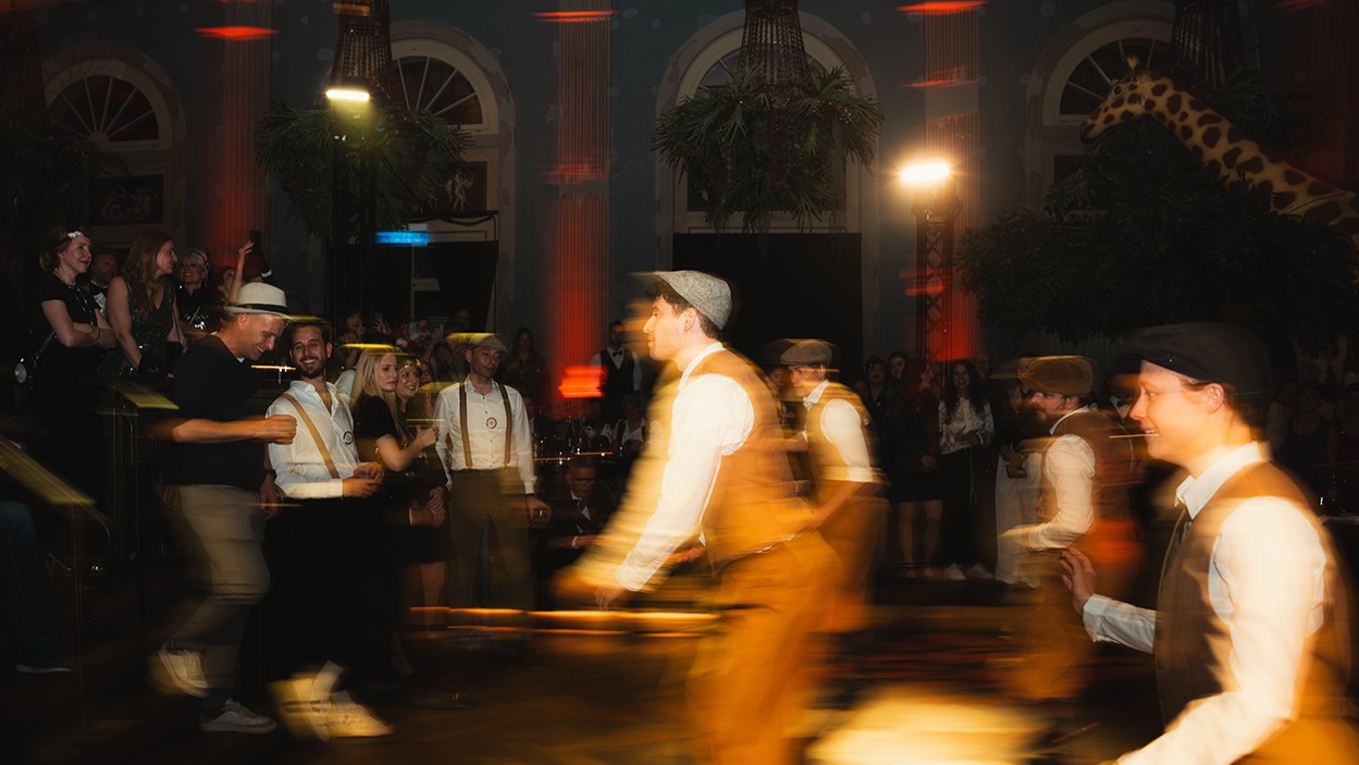 Tänzer in Bewegung bei Themenparty