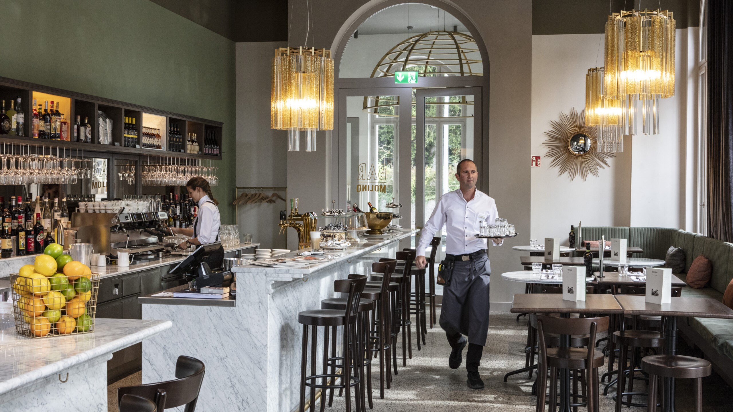 Elegantes Restaurant mit Personal und modernem Interieur