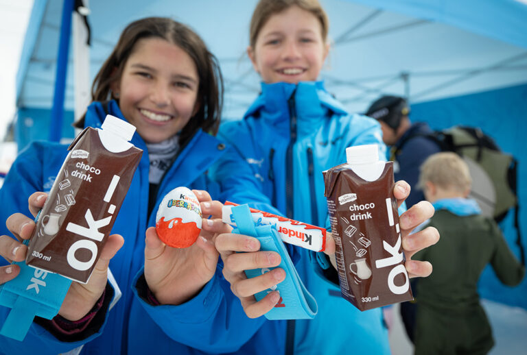 Kinder zeigen Snacks im Freien