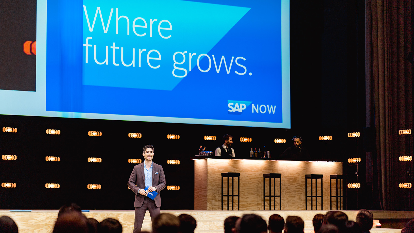 Mann präsentiert auf SAP-Konferenz