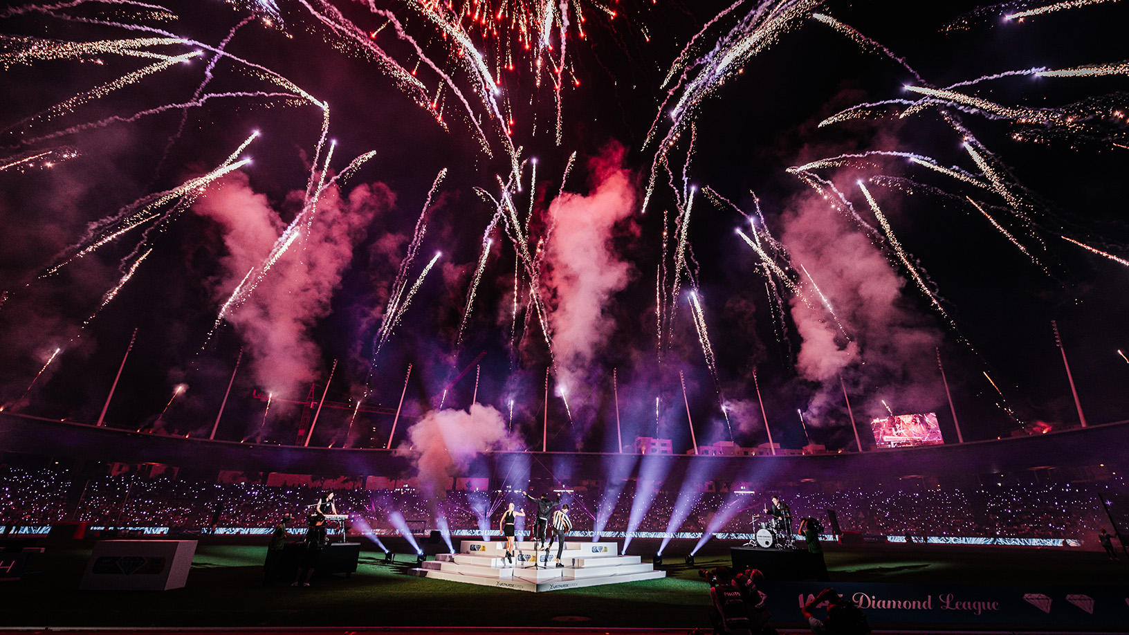Feuerwerk im Stadion bei Nacht