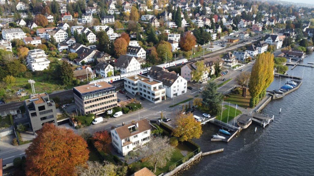 Luftaufnahme einer Stadt am See im Herbst
