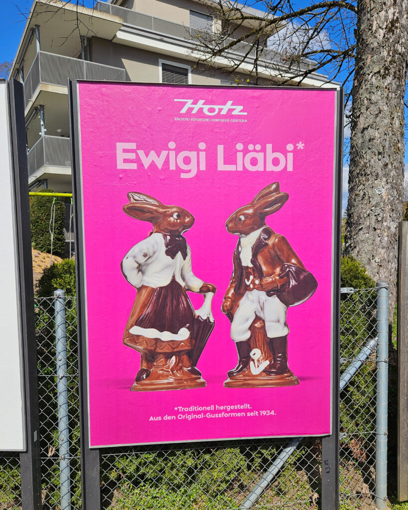 Werbeposter mit Schokoladenhasen in Trachten