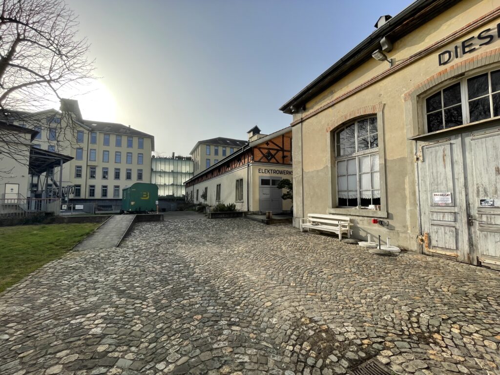 Historischer Innenhof mit alten Gebäuden